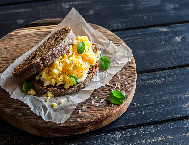 Σάντουιτς με scrambled eggs